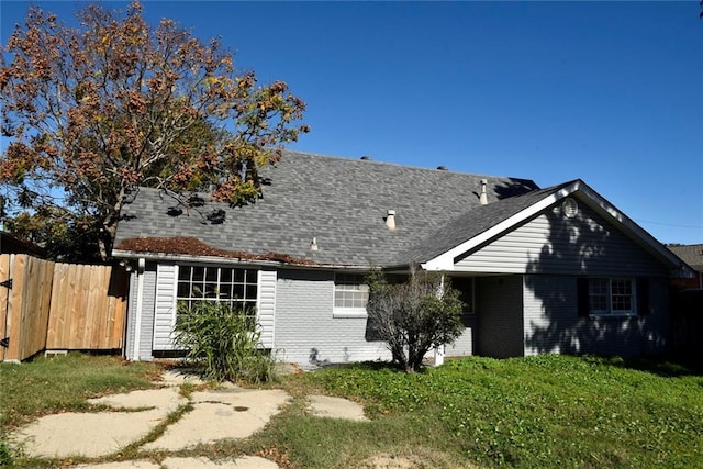 back of house featuring a lawn