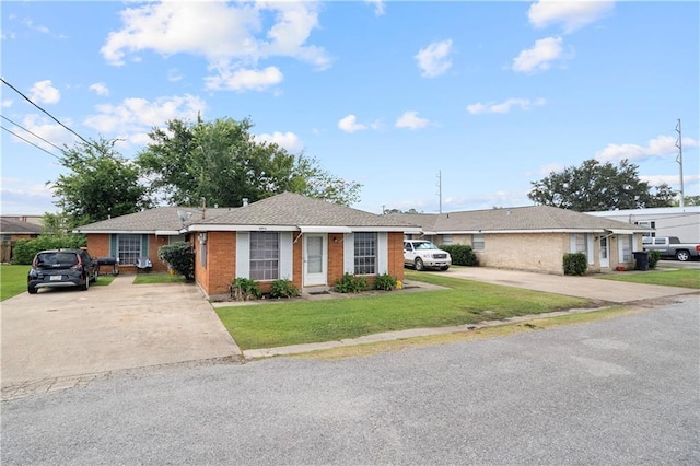 ranch-style house featuring a front lawn