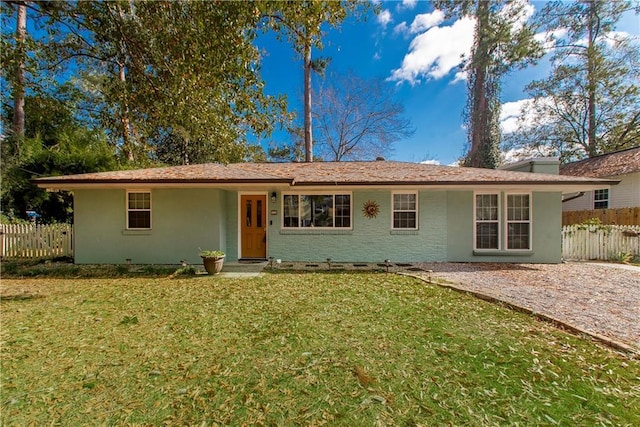 view of front of house featuring a front lawn