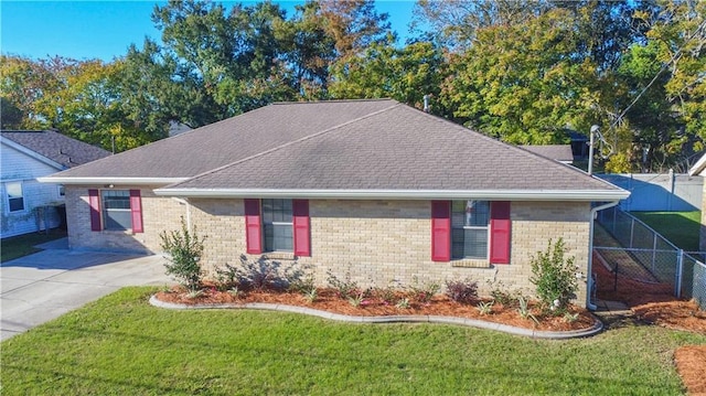 view of front of property featuring a front lawn