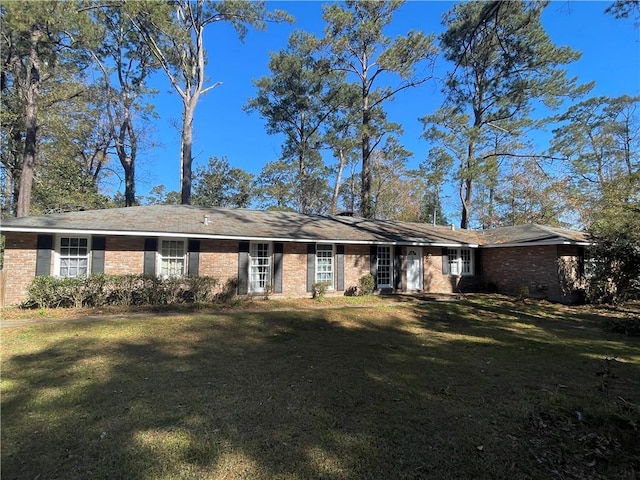 single story home with a front lawn