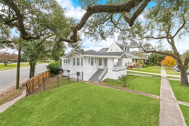 view of front of home featuring a front yard