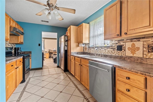 kitchen featuring ceiling fan, sink, stainless steel appliances, and a textured ceiling