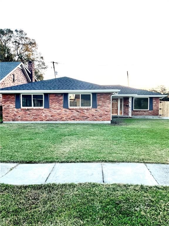 ranch-style home with a front yard