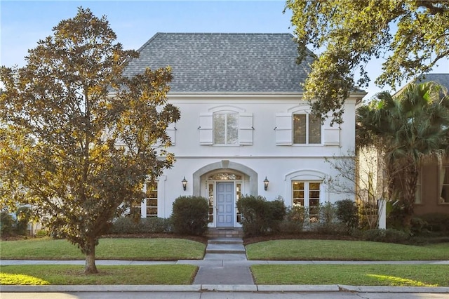 view of front of property featuring a front lawn