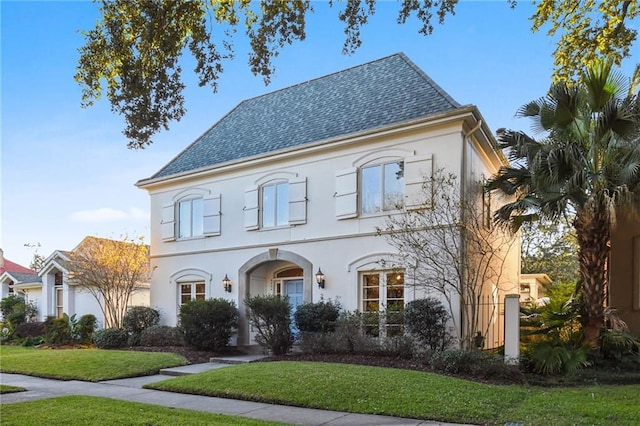 view of front of house featuring a front yard