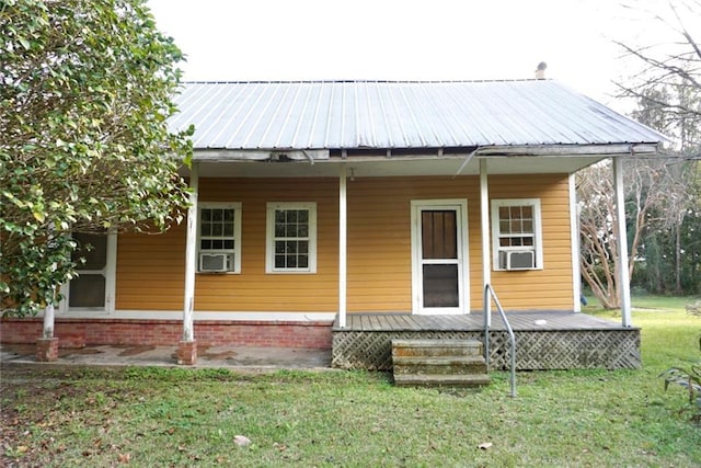 view of front of house with a front lawn