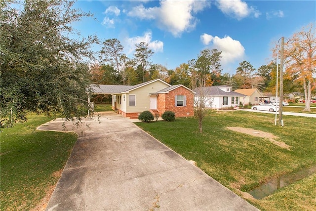 ranch-style home featuring a front lawn