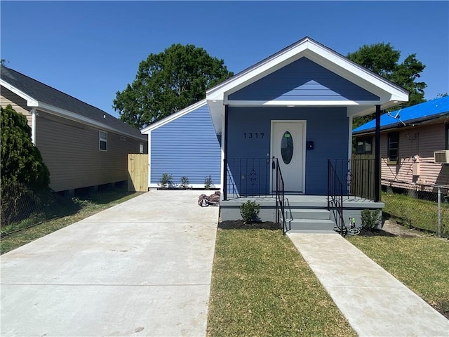 view of front of house featuring a front yard