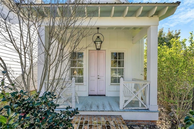 doorway to property with covered porch