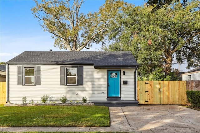 view of front of home with a front lawn