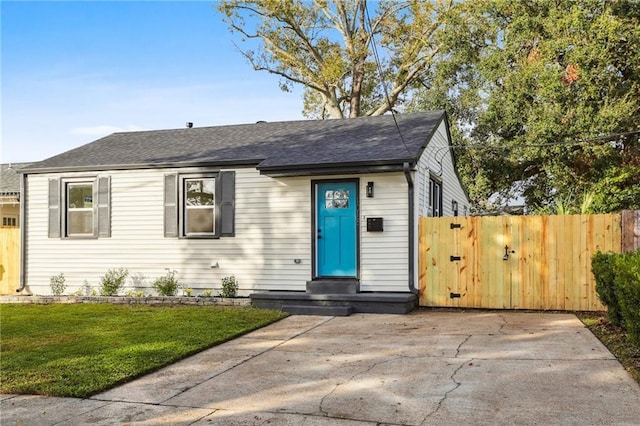 view of front of house with a front yard