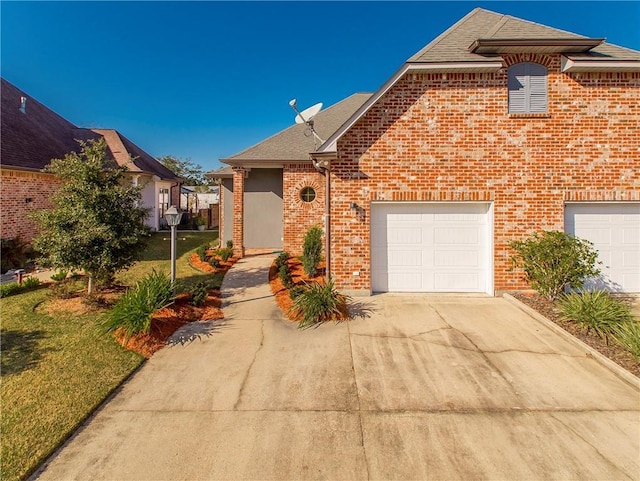 front of property with a front lawn