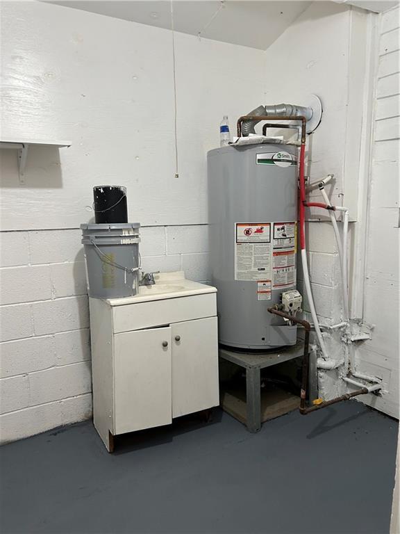 2501 Sage St, New Orleans, LA 70122 - utility room featuring water heater