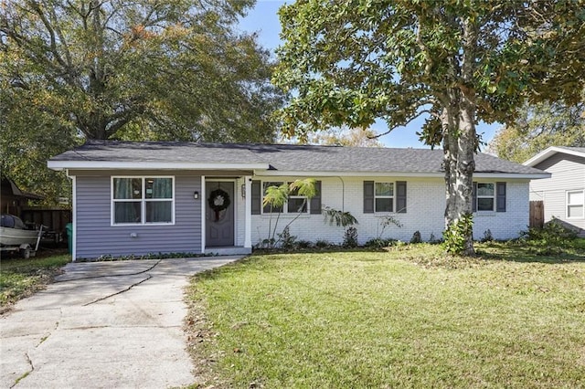 ranch-style house featuring a front yard