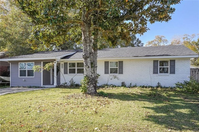 single story home with a front lawn