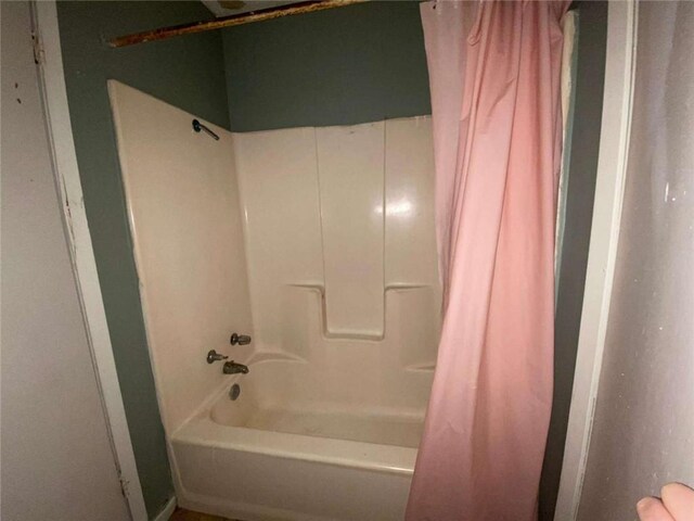 bathroom with shower / bathtub combination with curtain