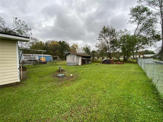 view of yard with a storage unit