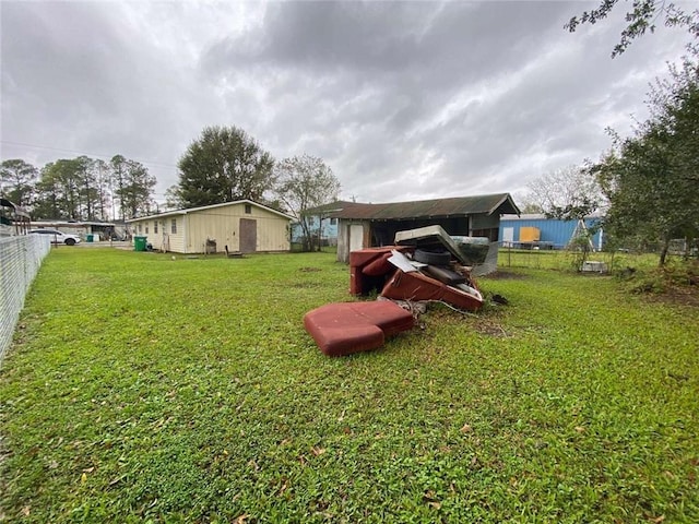 view of yard featuring an outdoor structure