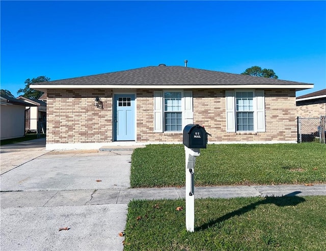 single story home with a front lawn