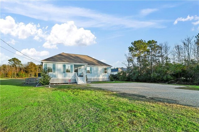 view of front of house featuring a front yard