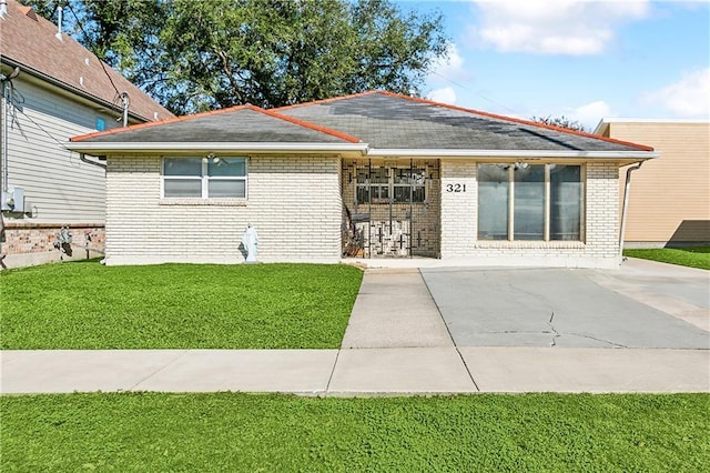 single story home with a front lawn