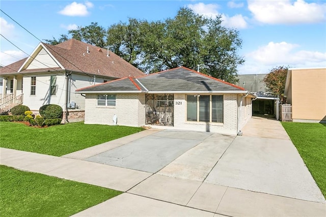 view of front of property featuring a front yard