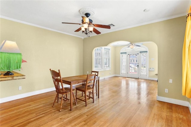 dining area featuring ceiling fan, light hardwood / wood-style floors, and crown molding