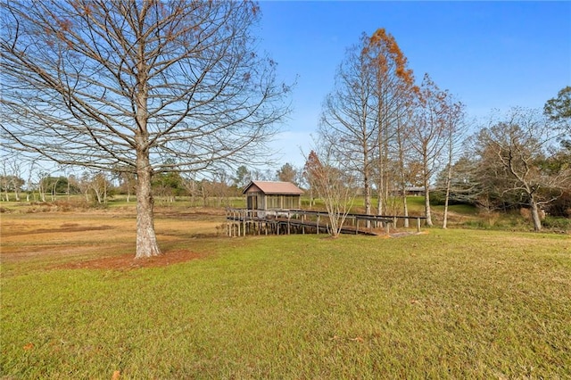 view of yard featuring a rural view