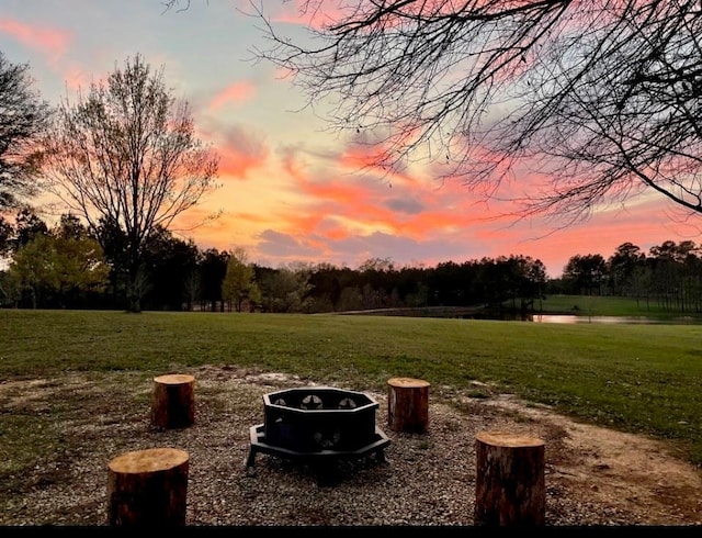 view of yard at dusk