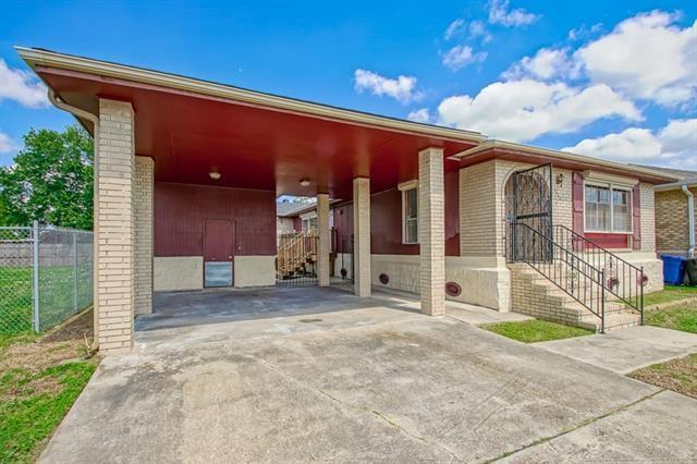 view of front facade featuring a carport