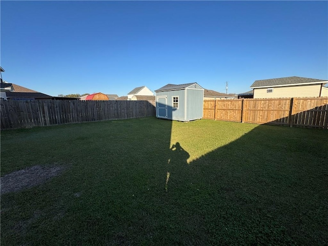 view of yard with a storage shed