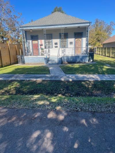 bungalow-style home featuring a front yard and a porch