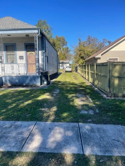 142022 Pelican St, New Orleans, LA 70114 - view of yard with a porch