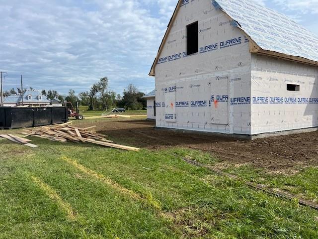 view of side of property featuring a yard