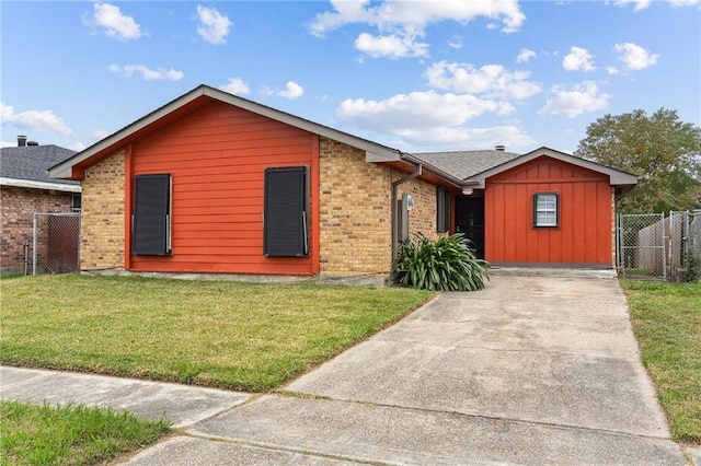 single story home featuring a front lawn