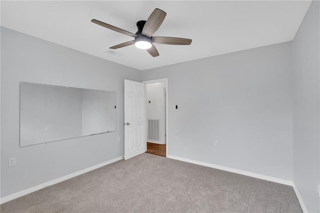 carpeted empty room featuring ceiling fan