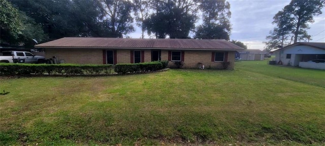 view of front of home featuring a front yard