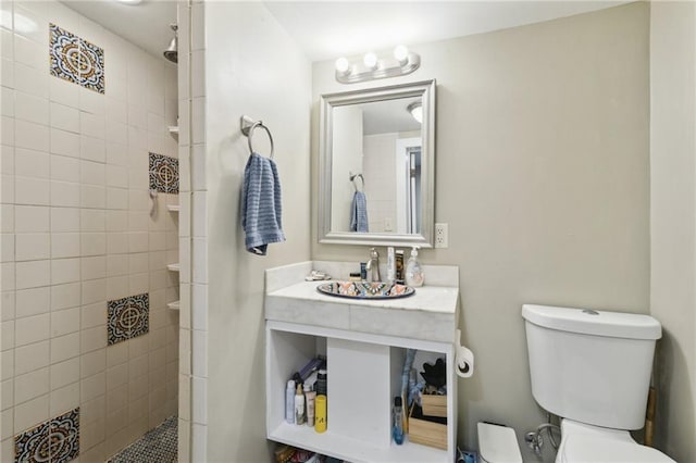 bathroom featuring tiled shower and toilet