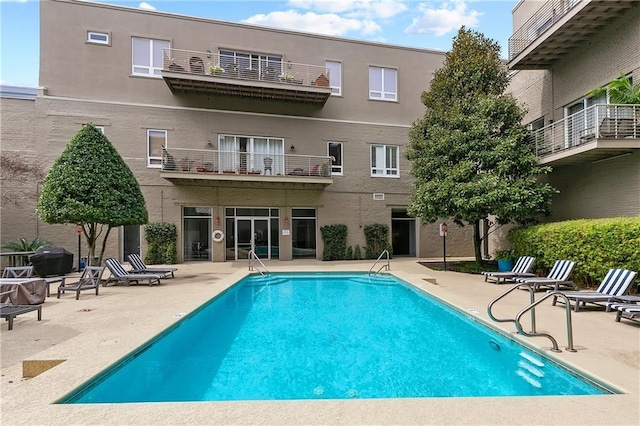 view of swimming pool featuring a patio area