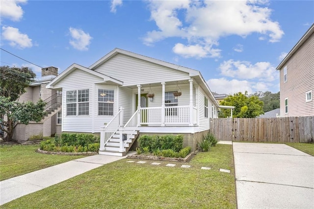 view of front of house featuring a porch and a front lawn