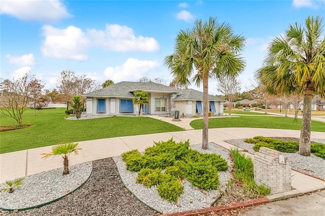 view of front of property featuring a front lawn