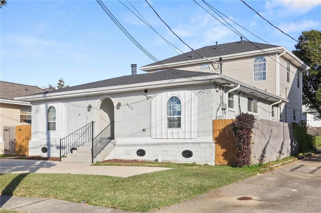 view of front of property with a front yard