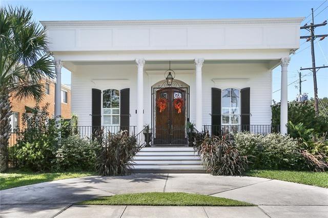 property entrance featuring covered porch