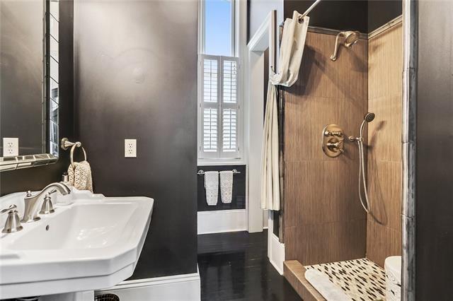 bathroom with curtained shower, sink, and toilet