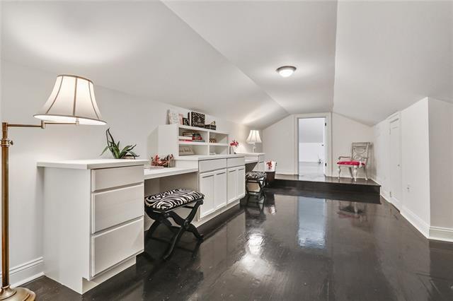 office area with built in desk and lofted ceiling