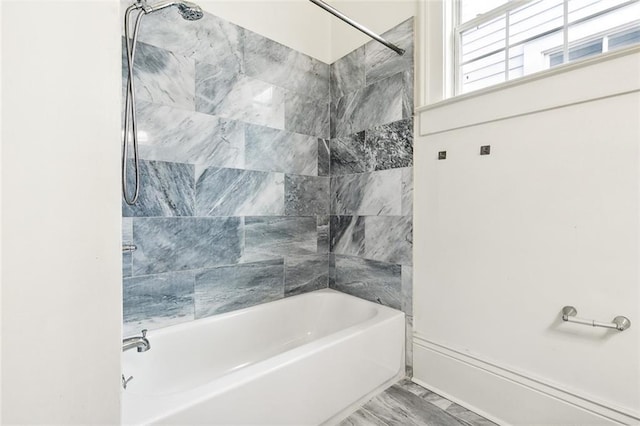 bathroom with tiled shower / bath