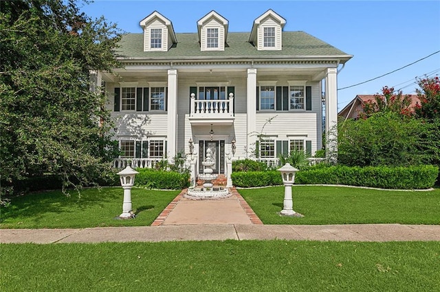 view of front of house featuring a front lawn