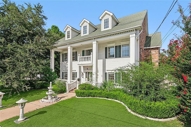 view of front of home featuring a front lawn