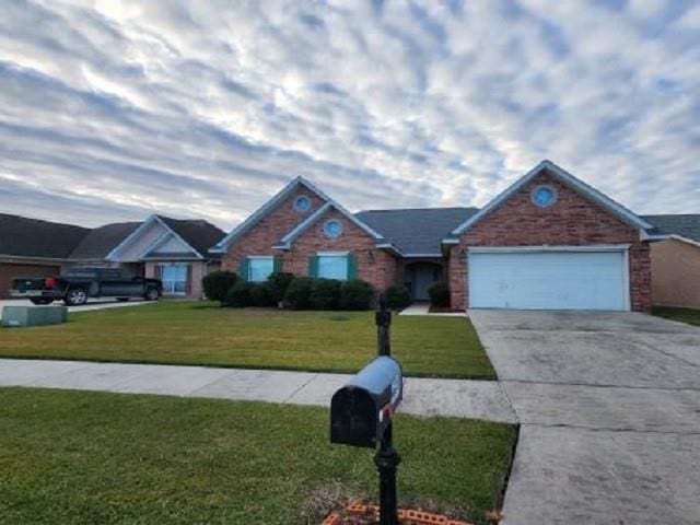 view of front of property featuring a front yard and a garage